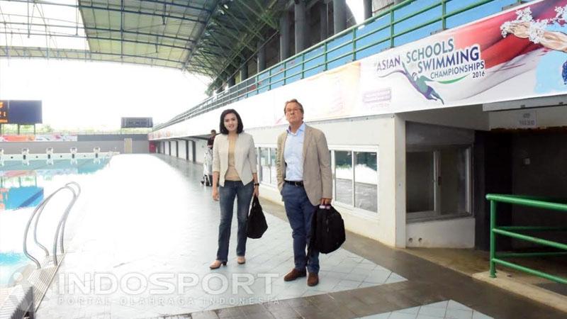 Perwakilan induk olahraga renang dunia (FINA), Joaquim Pujol (kanan), saat datang ke Palembang. - INDOSPORT